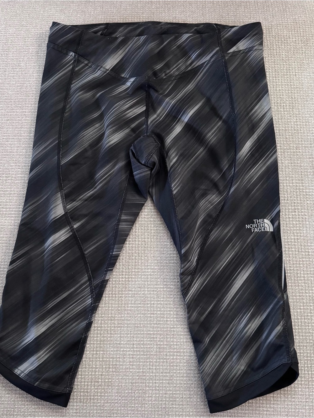 The North Face Black & Gray Patterned Athletic Capri leggings women medium